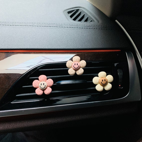 Cute Car Accessories Aesthetic - Car Decorations Accessories for Women,  Interior Cute Air Freshener Clips Vent Decor, Car Charm Flower Vent Clips Car  Accessories (White Pink) 