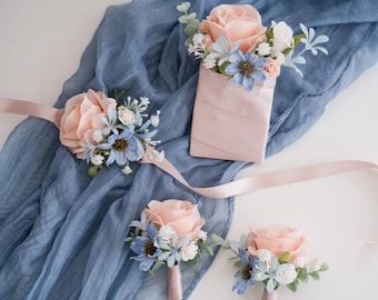 Set composto da boutonnière, fiore all'occhiello, fazzoletto da taschino e corsage con rose blu e rosa.