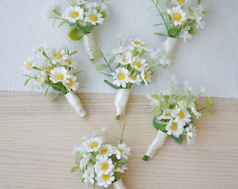 Little Daisy Silk Boutonnière, Boutonnière, Boutonnière du marié, Garçons d’honneur, Bal.