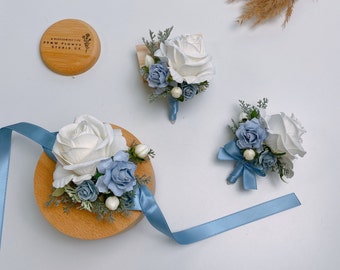 Witte en stoffige blauwe roos zijden bloem boutonniere en polscorsage, knoopsgat, bruidegom corsages, bruidsjonkers, prom.