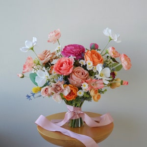 Bouquet da sposa margherita di colore rosa caldo e arancione primaverile, bouquet da damigella d'onore, bouquet da sposa, bouquet finto, bouquet di fiori artificiali