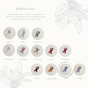 Puede incluir: Un gr&aacute;fico que muestra 12 colores de cinta diferentes para una boutonni&egrave;re. El color de cinta predeterminado es "u Blue". La boutonni&egrave;re se entregar&aacute; de forma predeterminada sin fila de cinta. Si desea realizar cambios, deje una nota en "nota para el vendedor".