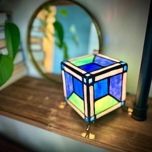 Lámpara de vidrio de colores hecha a mano
