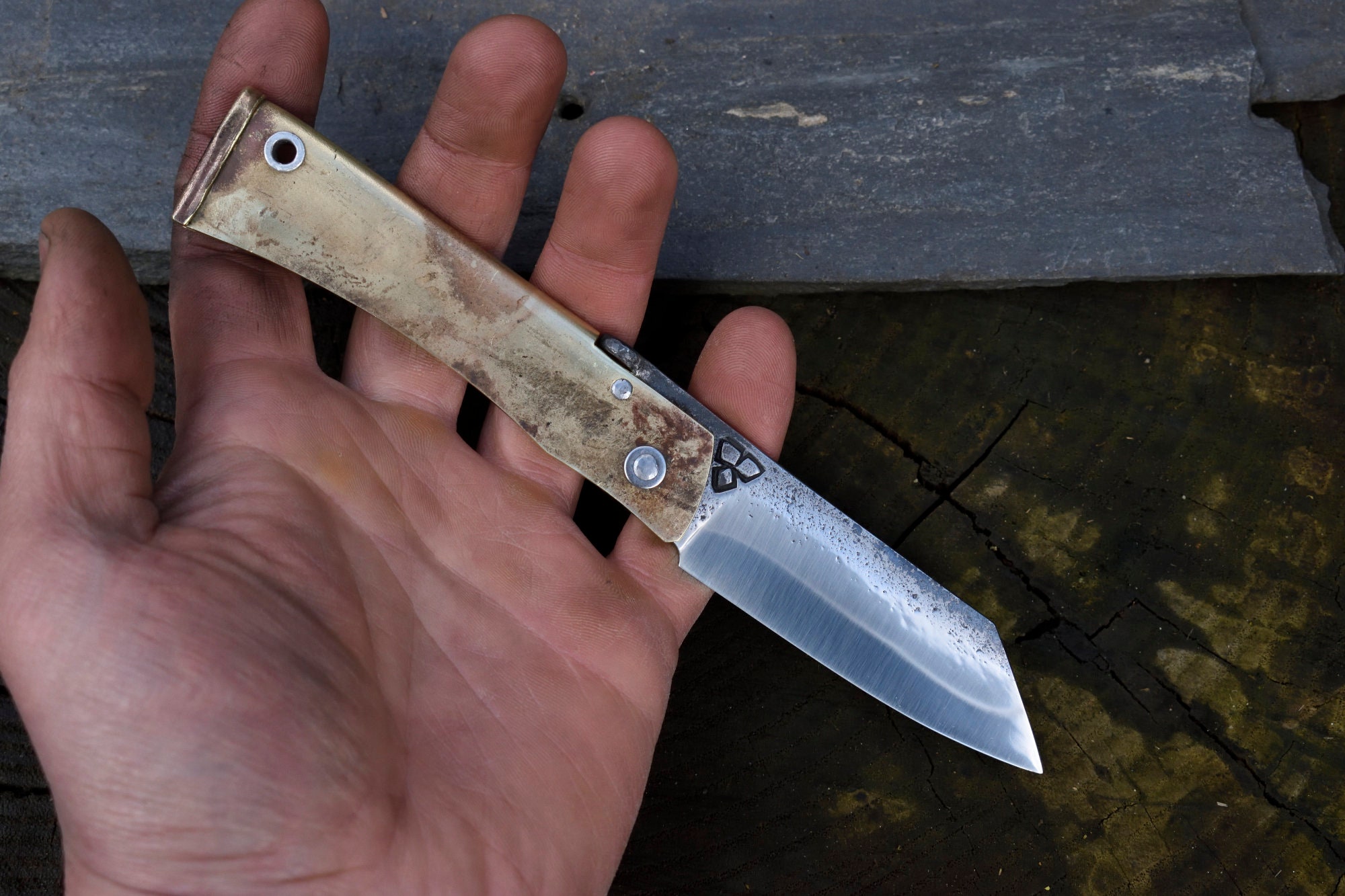 Couteau Pliant à Friction, Lame Forgée Main, Manche en Laiton, Système Deux Clous, Brut de Forge, Pl