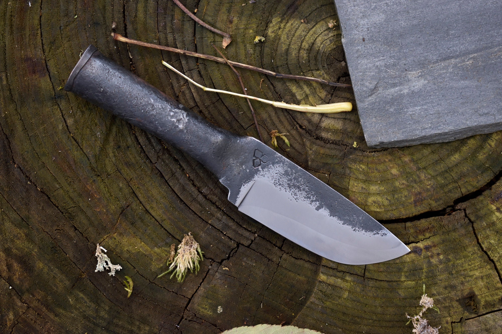 Couteau Utilitaire à Manche Roulé, Forgé Main, Brut de Forge, Artisanal