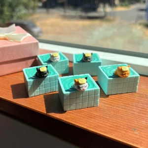 Super süße Hot Badewanne Katzen, 5er-Set, mit Geschenkbox, Katzenfiguren, Katzenfiguren, Weihnachtsgeschenk, Katzenknicks, fertig zum Verschenken