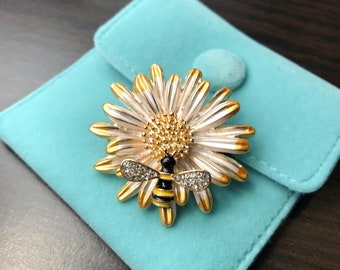 Daisy Honeybee Pin, Velvet Pocket (4x4cm)