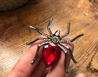 Spilla a forma di ragno in cristallo rosso, spilla a forma di ragno con diamanti (5,1 x 5,7 cm)