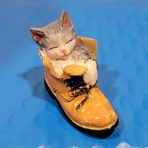 Super süße schlafende Stiefelkatze, Stiefelkatzenfigur, Kitty-Miniatur, 5 * 3,2 * 4,7 cm