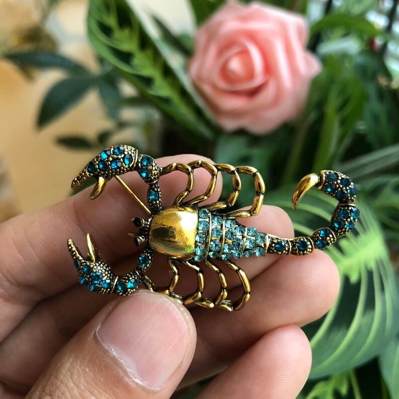 Spilla a forma di scorpione blu fatta a mano, sacchetto di velluto incluso (5,7 x 3,1 cm) immagine 4