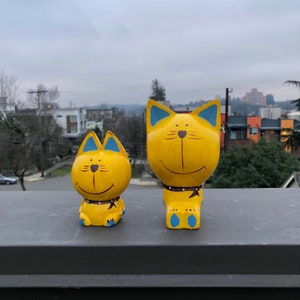 Super süße Katzenfiguren, 2er-Set Holzkatzenskulpturen, tolles Wohndekor, Geschenk, Katzenliebhaber, handgefertigte glückliche Smiley-Katzen