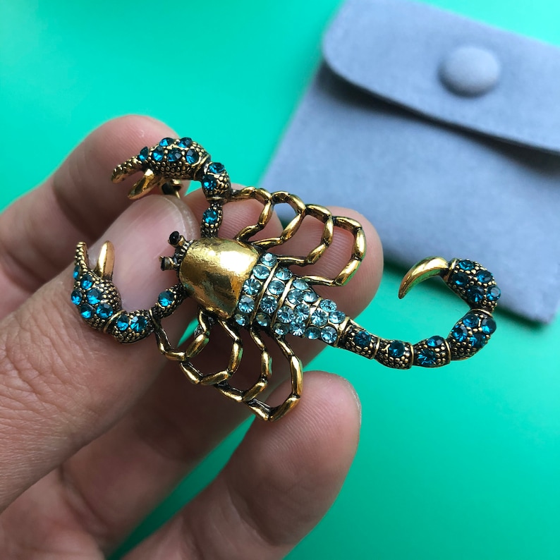 Spilla a forma di scorpione blu fatta a mano, sacchetto di velluto incluso (5,7 x 3,1 cm) immagine 1