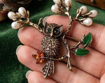 Broche met groene ogen uil op tak • Pearl Woodland-statementspeld, maat 3"*3"