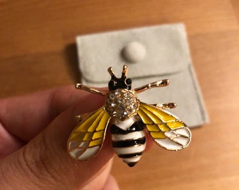 Broche Abeille ; Broche abeille avec poche en velours à offrir