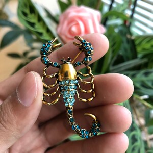Spilla a forma di scorpione blu fatta a mano, sacchetto di velluto incluso (5,7 x 3,1 cm) immagine 3