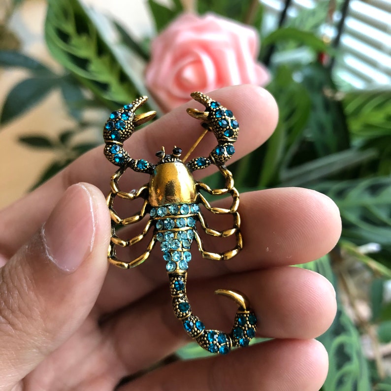 Spilla a forma di scorpione blu fatta a mano, sacchetto di velluto incluso (5,7 x 3,1 cm) immagine 3