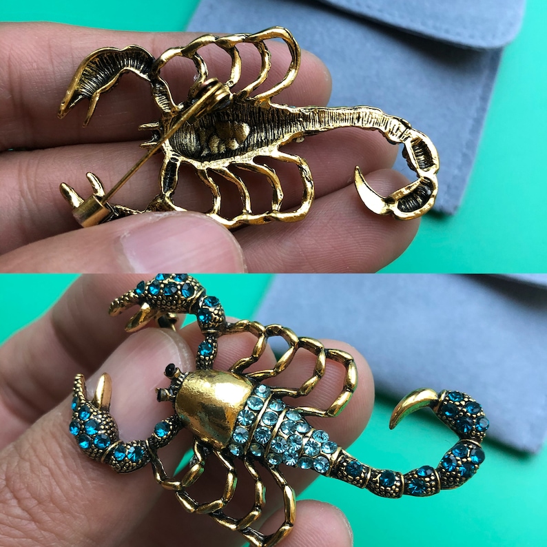 Spilla a forma di scorpione blu fatta a mano, sacchetto di velluto incluso (5,7 x 3,1 cm) immagine 2