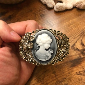 Bracelet Rigide Rétro Large En Alliage Argenté Avec Strass Noir Et Camée - Occasion Bon état
