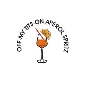 Könnte beinhalten: Grafik eines Aperol Spritz Cocktails in einem Stielglas, garniert mit einer Orangenscheibe und einem Strohhalm. Der Text "OFF MY TITS ON APEROL SPRITZ" ist in Schwarz über dem Glas angeordnet.