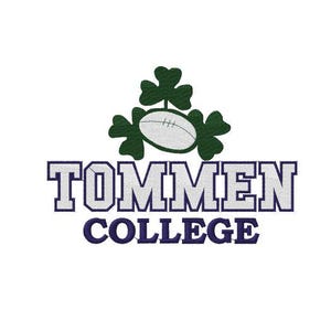Puede incluir: Diseño bordado con un balón de rugby y tréboles sobre las palabras "TOMMEN COLLEGE" en una fuente universitaria. El texto es azul marino y blanco, sobre un fondo blanco. Adecuado para ropa o merchandising.