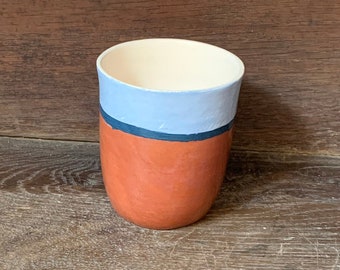 Mug avec formes courbes, décors peints à la main