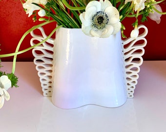 Magnifique vase aux formes organiques et avec des anses travaillées pouvant faire penser à des ailes d'ange