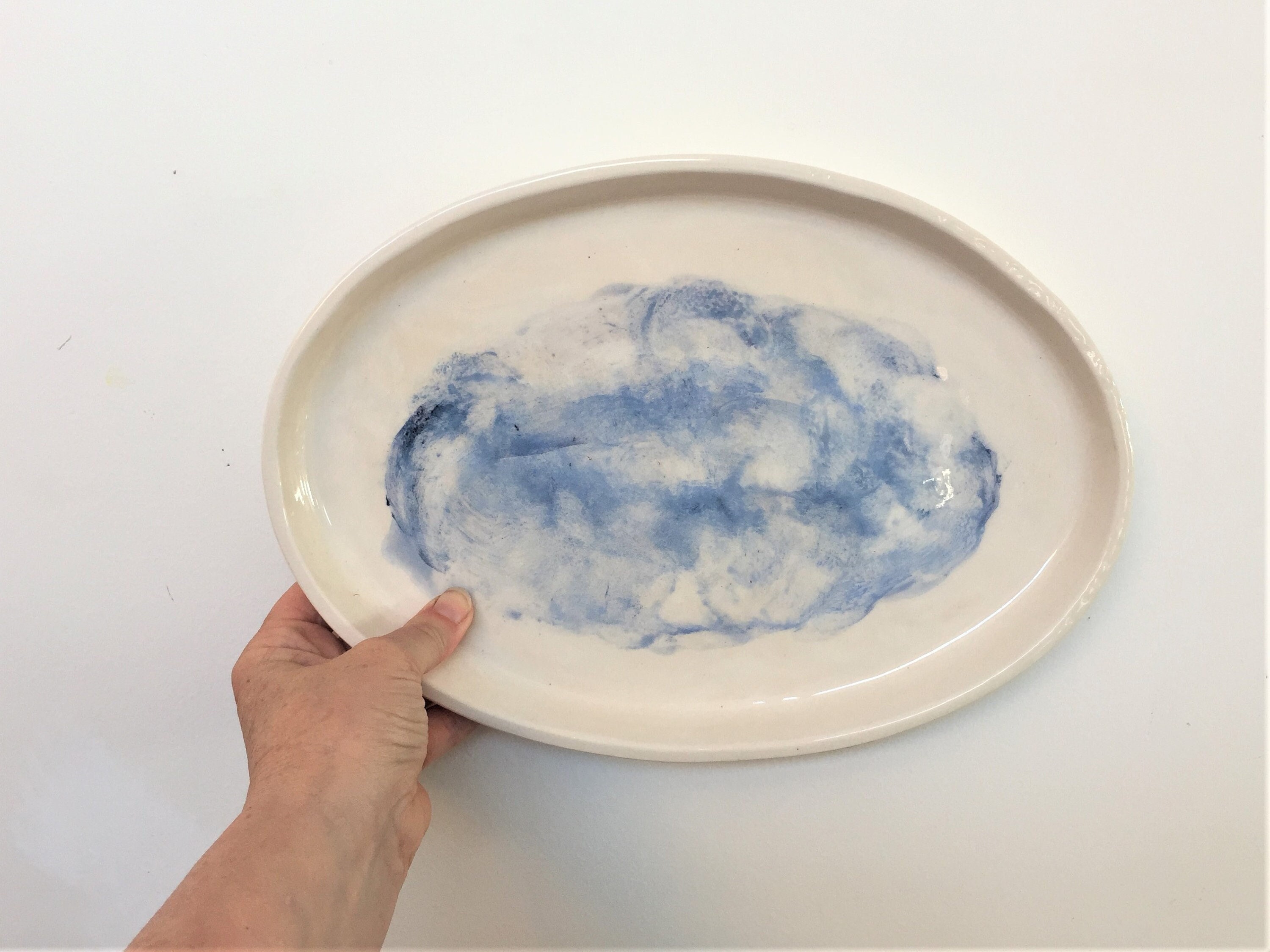 Plateau , Plat en Céramique de Forme Ovale avec Décor Nuages Peint à La Main