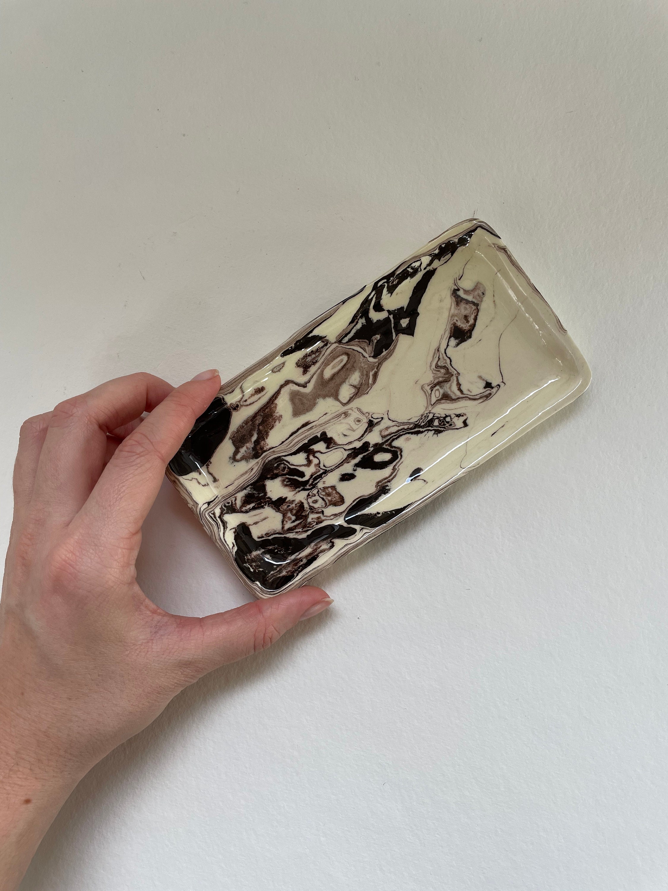 Petit Plat en Céramique Marron et Blanc, Terres Mêlées.