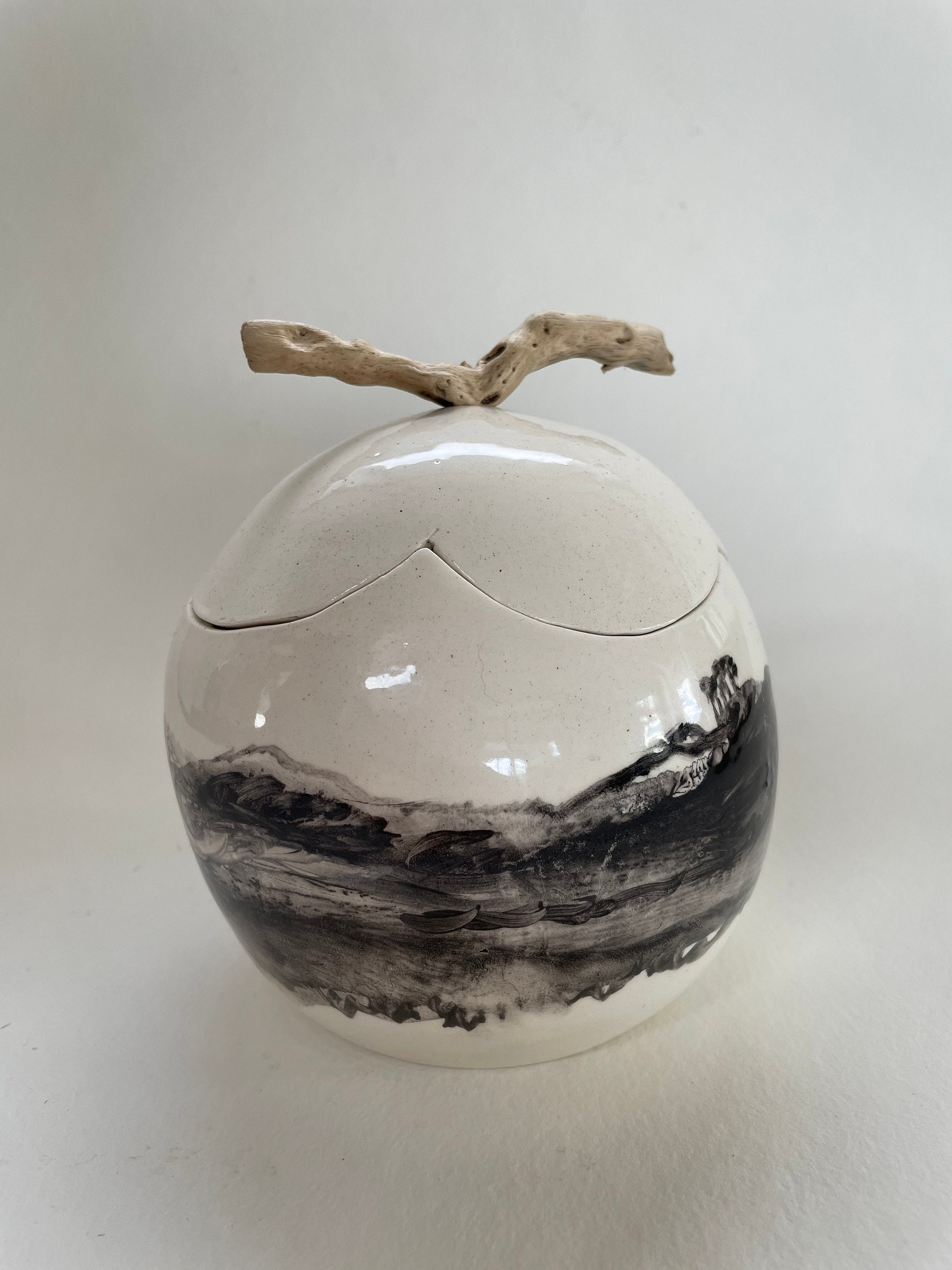 Boîte Ronde avec Couvercle en Céramique, Anse Bois Flotté. Décor Aux Oxydes Noirs Suggérant L'illusi