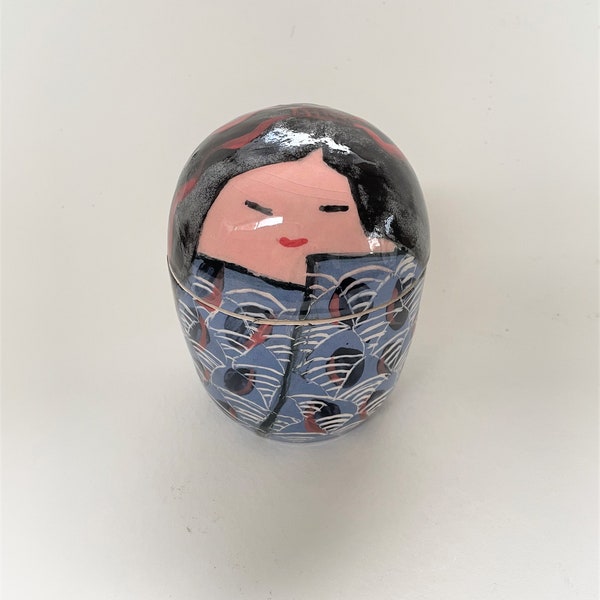 Boîte poupée en céramique, d'inspiration japonaise.
