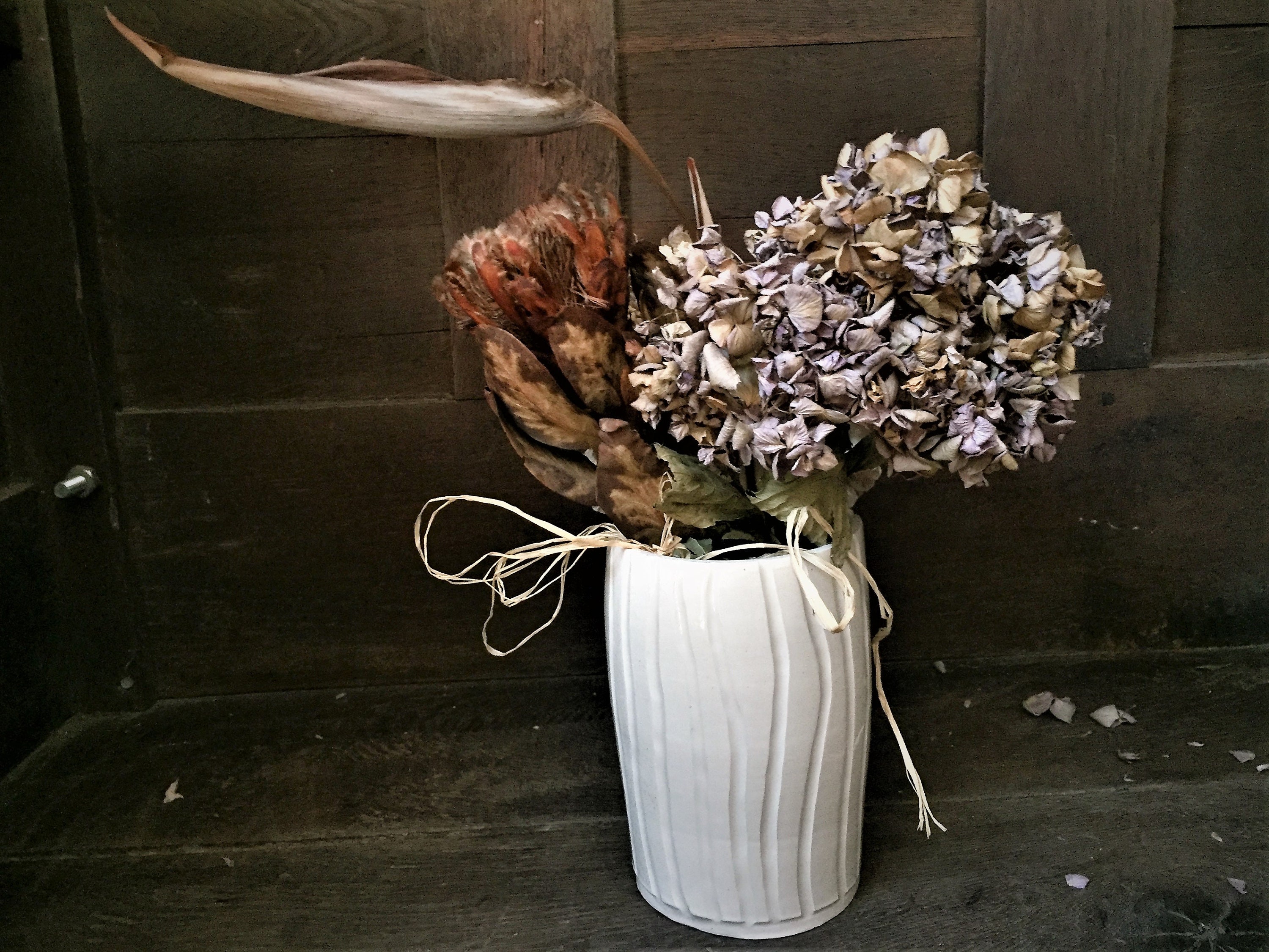 Vase en Céramique Blanc, Décor Aux Lignes Verticales Creusées