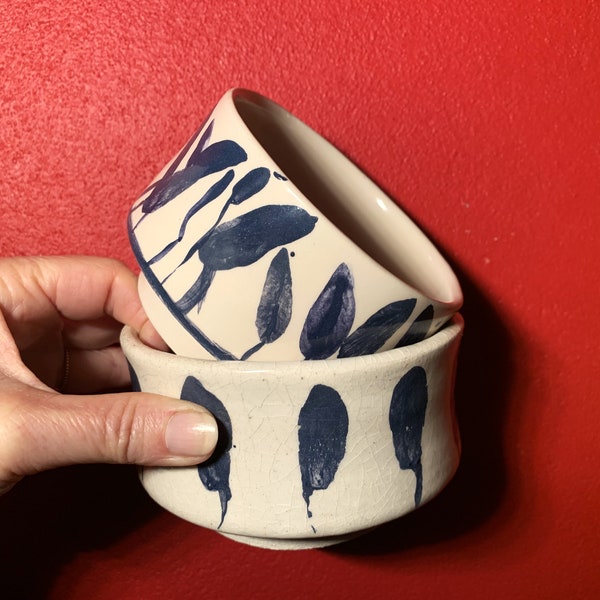 Chawan ou bol à matcha d'inspiration orientale  en céramique avec son décor de feuilles bleues peintes à la main.