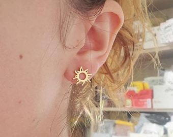Pendientes de acero inoxidable dorados o plateados con diseño de rayos de sol - Pendientes pequeños tipo botón - Pendientes tipo botón para el cuello - Regalo de cumpleaños
