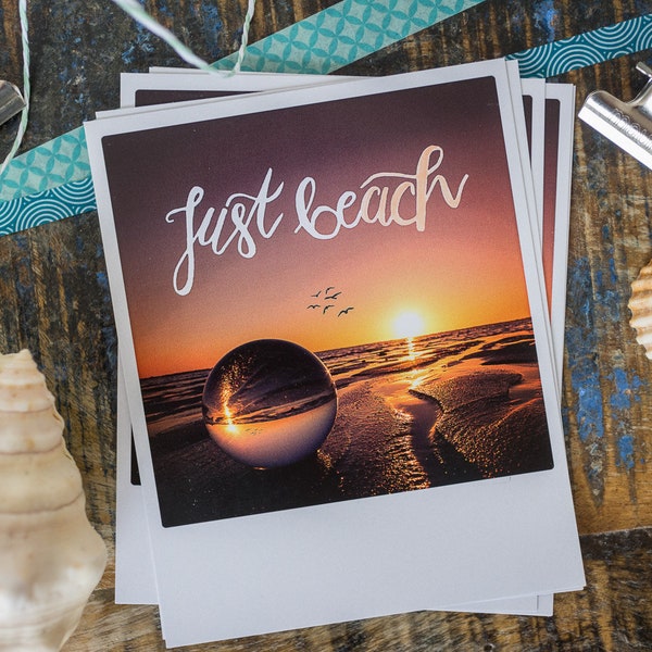 Handgeschriebene Postkarte "Just Be(ach)" im Polaroid Stil | Sphere Foto von Strand & Handlettering | Selbstliebe, Sonnenuntergang | Nr. 115