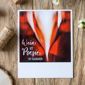 Elegante „Wein ist Poesie in Flaschen“ Postkarte im Polaroid Stil | Spruch mit künstlerischem Rotwein Glas Weinkeller Kunst | Nr. 178