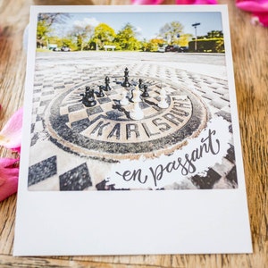 Kreative Karlsruhe Postkarte "Karlsruhe, En Passant" im Polaroid Stil | Handlettering Gruß für Schach Liebhaber mit Gullydeckel | Nr. 172