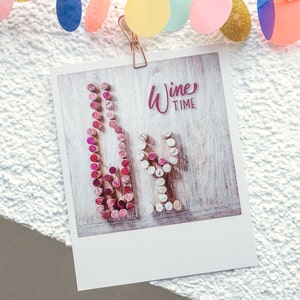 Vintage "Wine Time" Postkarte im Polaroid Stil | Handlettering Grußkarte mit Spruch aus Korken | Rotwein Eichenfass Feiern | Nr. 184