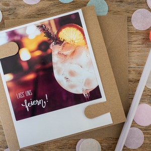 Fröhliche Grußkarte "Lass' uns feiern!" mit Postkarte im Polaroid Stil | Cocktail Glückwunschkarte mit Handlettering zum Anstoßen | Nr. 2146
