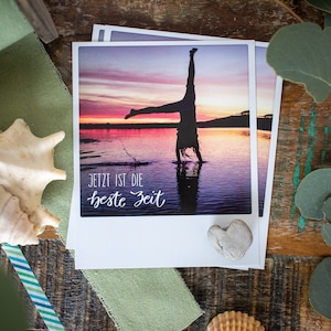Maritime Postkarte "Jetzt ist die  beste Zeit!" im Polaroid Stil | Motivierender Handlettering Spruch mit einem Hauch Meeresbrise | Nr. 130