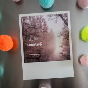 Schöner Karlsruhe Fotomagnet "Fühl dich umarmt" im Polaroid Karte Stil | emotionale Aufmunterung mit Handlettering und Rhein Foto | Nr. 3139
