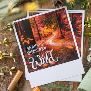 Inspirierende Postkarte mit Handlettering "Aus dem Weg, ich muss in den Wald" im Polaroid Stil | Karte Natur, Wandern & Freiheit | Nr. 122