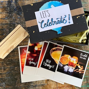 Gute Laune 5er Postkartenset "Let's Celebrate!" und handgemachter Kartenständer aus Holz | Ausgesuchtes Geschenk mit 5 Polaroid-Grußkarten