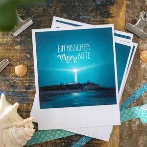 Maritime Postkarte "Ein bisschen Meer bitte" im Polaroid Stil | Grußkarte mit Leuchtturmbei Nacht mit Foto und Handlettering | Nr. 114