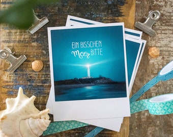 Maritime Postkarte "Ein bisschen Meer bitte" im Polaroid Stil | Grußkarte mit Leuchtturm Foto und Handlettering | Nr. 114