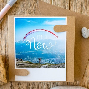 Motivierende Grußkarte "Time is now" mit Gleitschirm auf Polaroid Stil Karte | Klappkarte mit Handlettering & Paraglider Foto | Nr. 2176