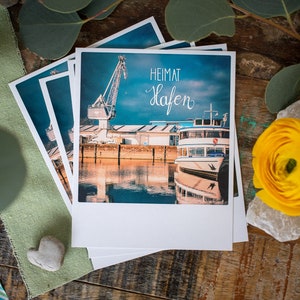 Maritime Postkarte "Heimathafen" Karlsruhe im Polaroid Stil | Handlettering Grußkarte mit Schiff, Heimat, Rheinhafen, Pier, Rhein | Nr. 131
