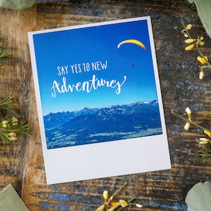 Individuelle Postkarte "Say Yes To New Adventures" mit Gleitschirm im Polaroid Stil | Handlettering mit Bergpanorama für Gutschein | Nr. 125