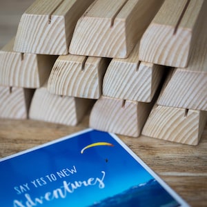 Set aus Holzständer-Unikat & Polaroid Postkarte | handgemachte Esche Kartenhalter mit Waldkante und Grußkarte | Hochwertiger Fotoständer