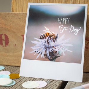 Geburtstagskarte mit Handlettering "Happy Bee-Day" | Happy Birthday Fotogruß mit Blume | Polaroid-Postkarte nicht nur für Imker | Nr. 105