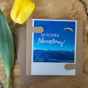 Individuelle Paragliding Grußkarte "Say Yes to new Adventures" mit Gleitschirm auf Polaroid Stil Karte | Handlettering & Berg | Nr. 2125